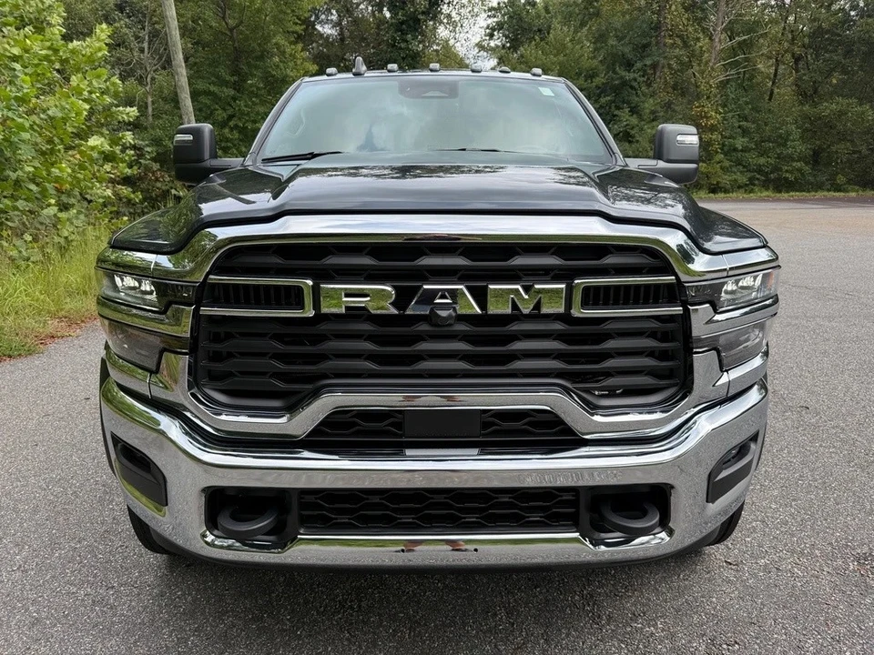 2025 Ram 4500 & 5500 - Image 4 of 12
