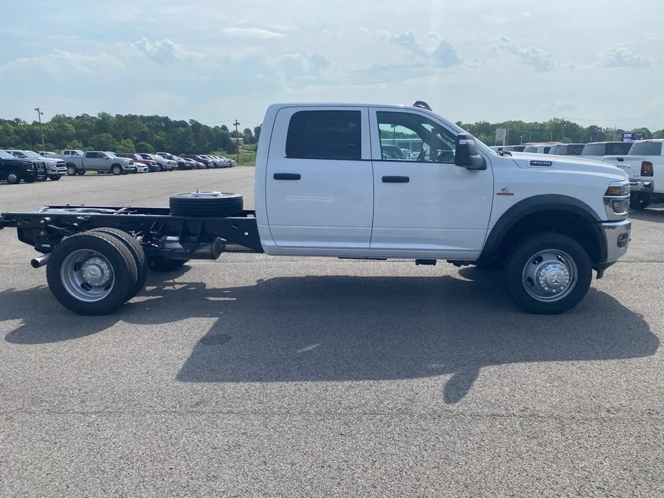 2025 Ram 4500 & 5500 - Image 4 of 12