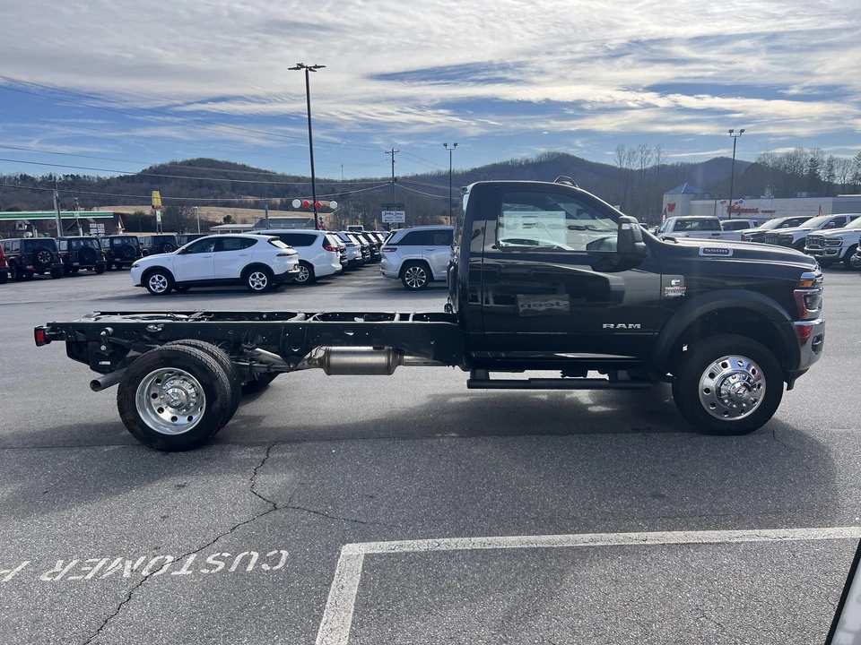 2025 Ram 4500 & 5500 - Image 4 of 12