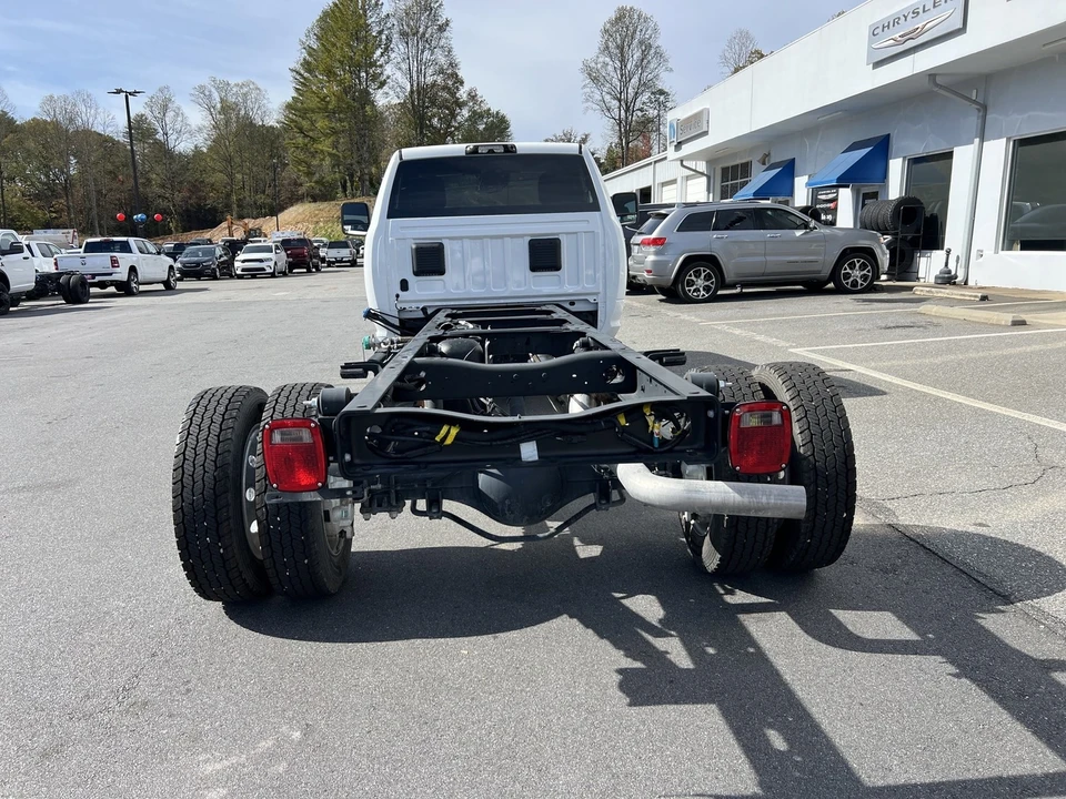 2025 Ram 4500 & 5500 - Image 2 of 12