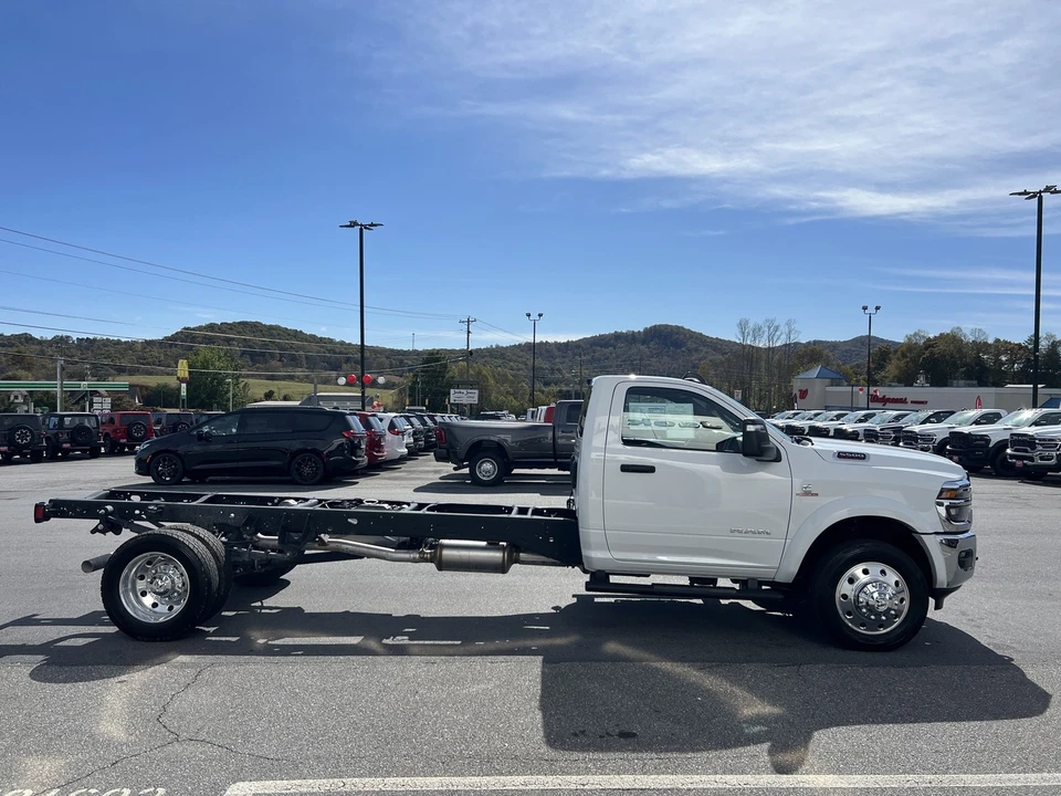 2025 Ram 4500 & 5500 - Image 4 of 12
