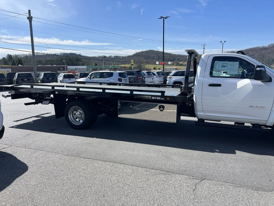 2025 Ram 4500 & 5500 - Image 4 of 21