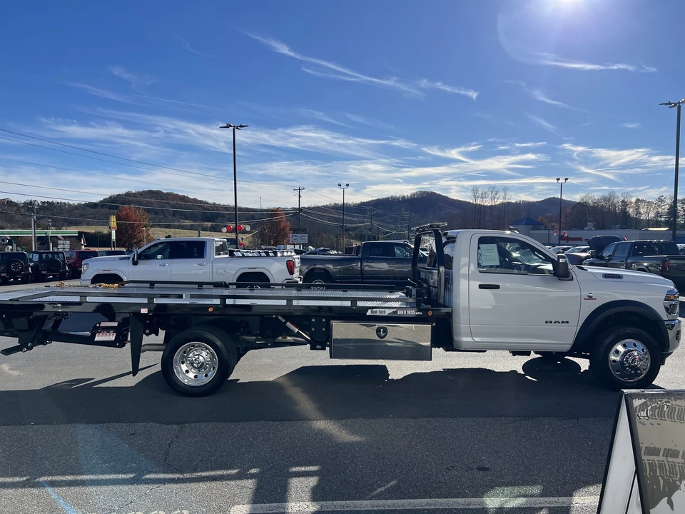 2025 Ram 4500 & 5500 - Image 4 of 12