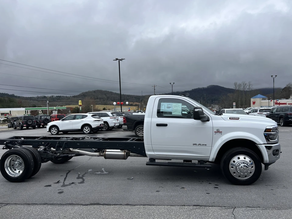 2025 Ram 4500 & 5500 - Image 4 of 12