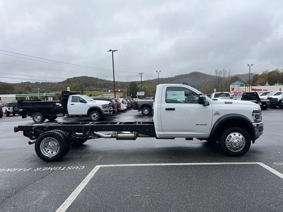 2025 Ram 4500 & 5500 - Image 4 of 29