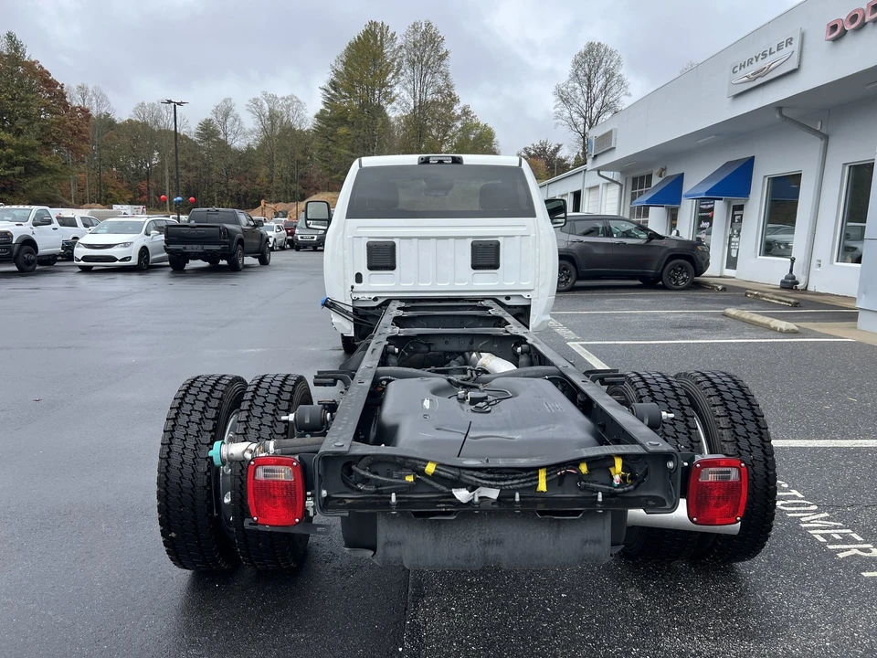 2025 Ram 4500 & 5500 - Image 2 of 29