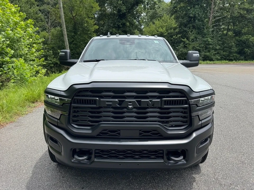 2025 Ram 4500 & 5500 - Image 4 of 12