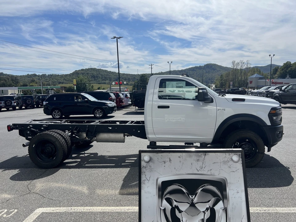 2025 Ram 4500 & 5500 - Image 4 of 12