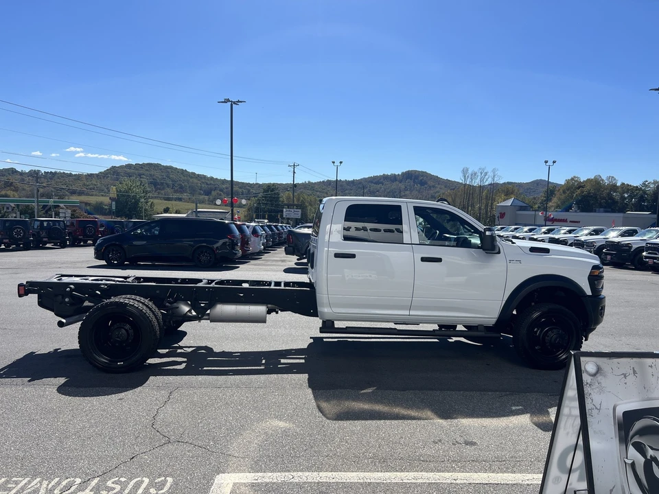 2025 Ram 4500 & 5500 - Image 4 of 12