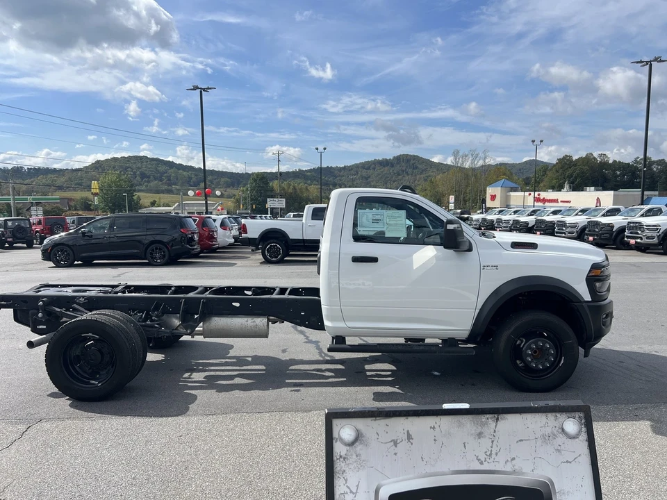 2025 Ram 4500 & 5500 - Image 4 of 12