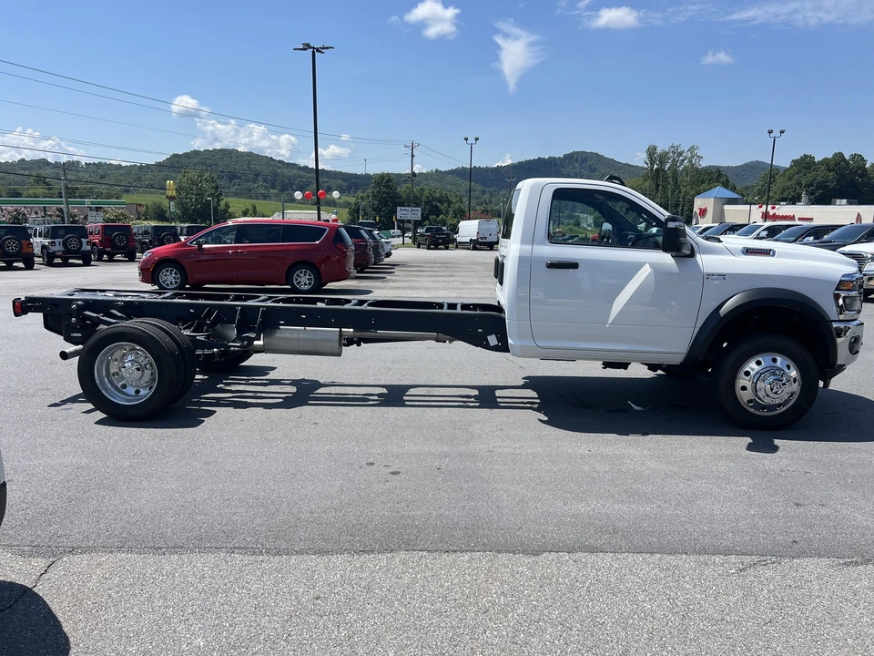 2025 Ram 4500 & 5500 - Image 4 of 12