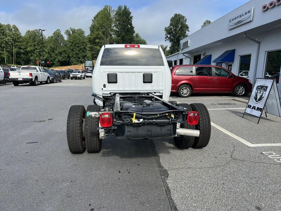 2025 Ram 4500 & 5500 - Image 2 of 12