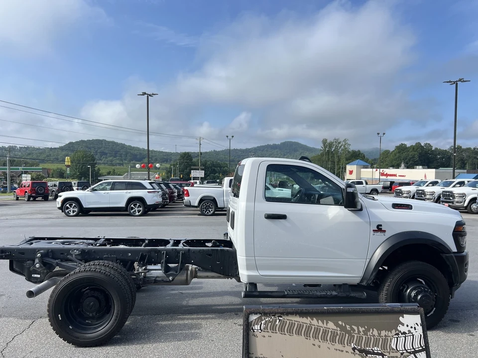 2025 Ram 4500 & 5500 - Image 4 of 12