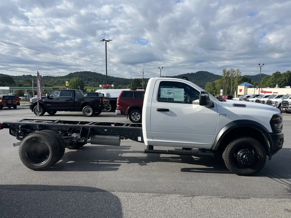 2025 Ram 4500 & 5500 - Image 4 of 12