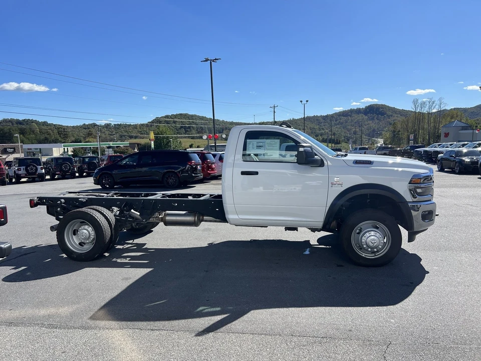2025 Ram 4500 & 5500 - Image 4 of 12