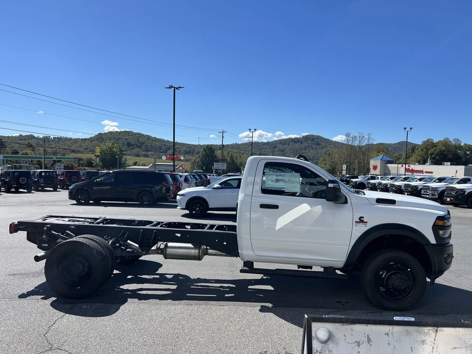 2025 Ram 4500 & 5500 - Image 4 of 12