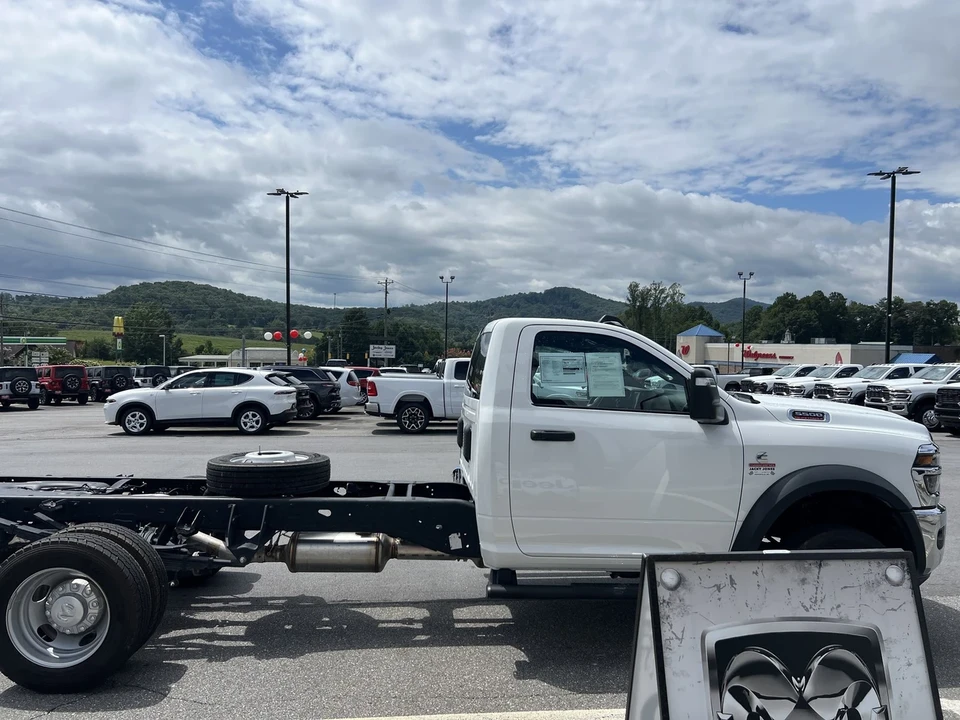 2025 Ram 4500 & 5500 - Image 4 of 12