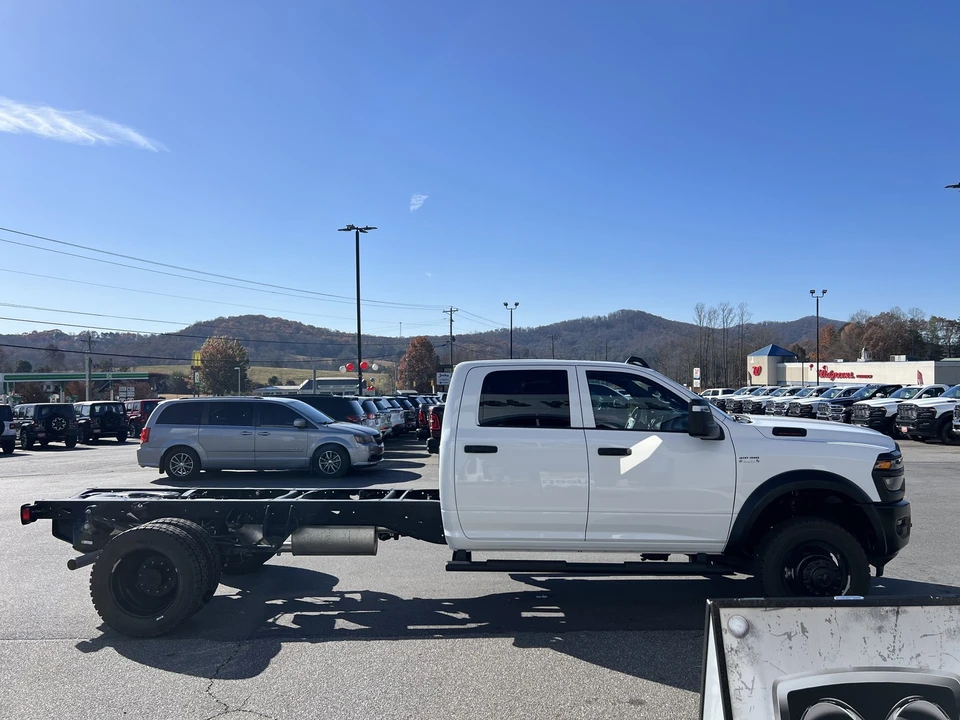 2025 Ram 4500 & 5500 - Image 4 of 12