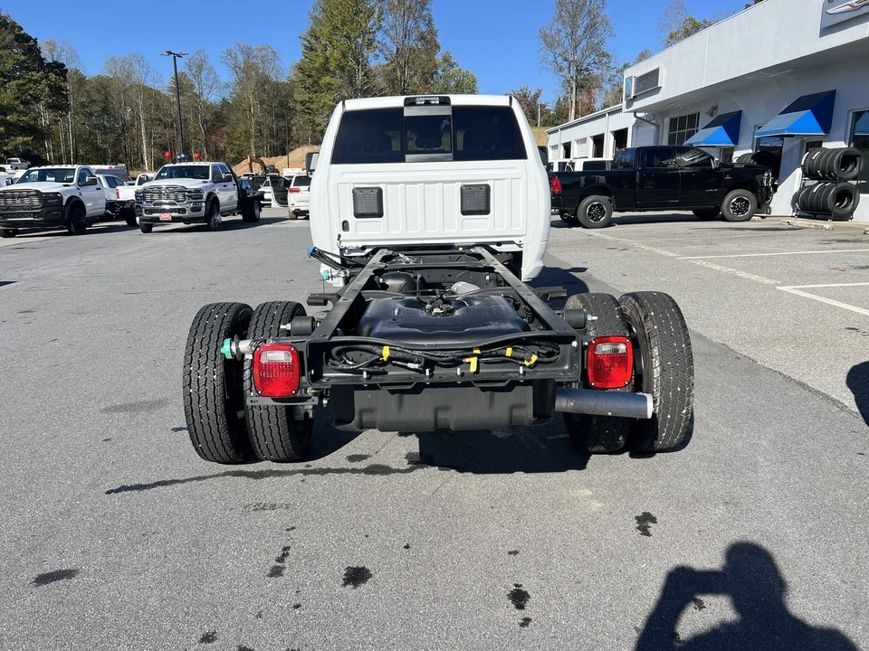 2025 Ram 4500 & 5500 - Image 2 of 12