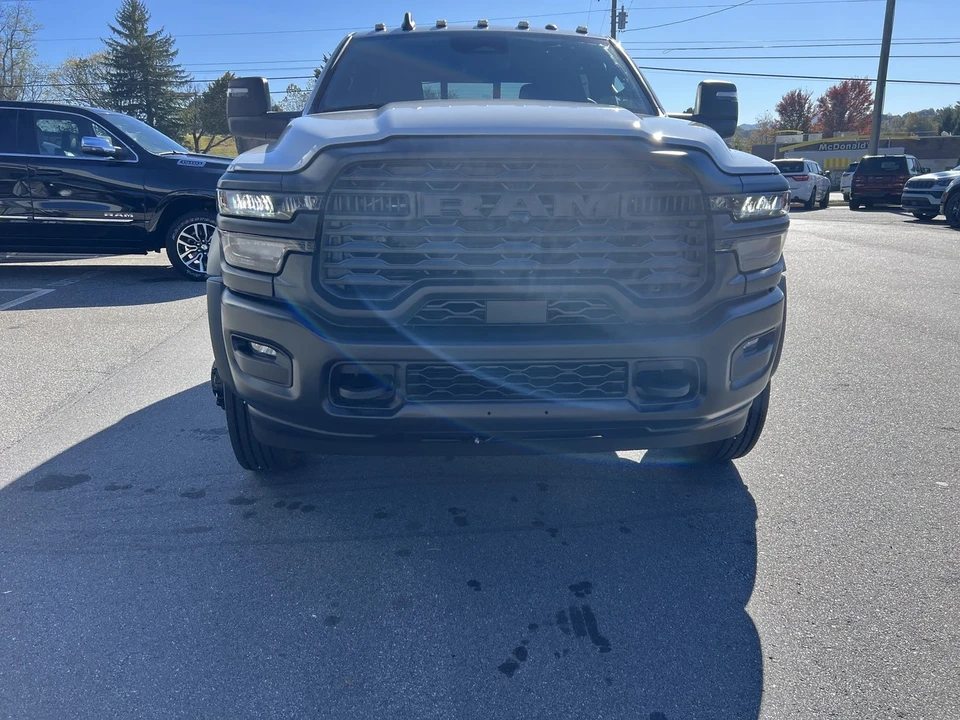 2025 Ram 4500 & 5500 - Image 5 of 12