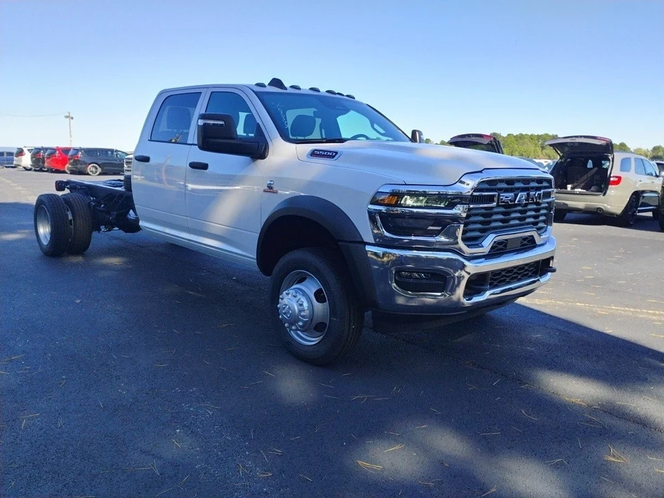 2025 Ram 4500 & 5500 - Image 3 of 12