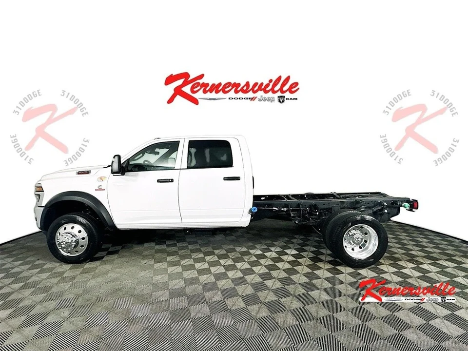 2025 Ram 4500 & 5500 - Image 4 of 12