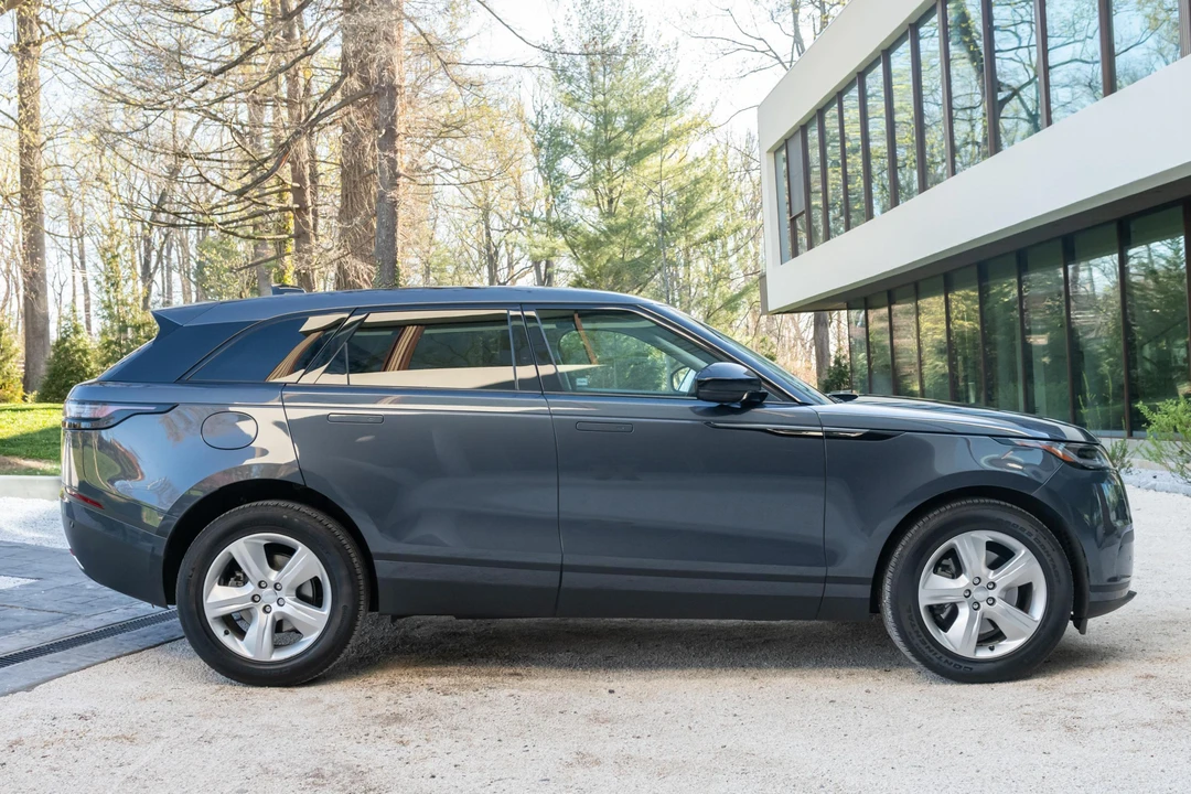 2025 Land Rover Range Rover Velar - Image 3 of 31