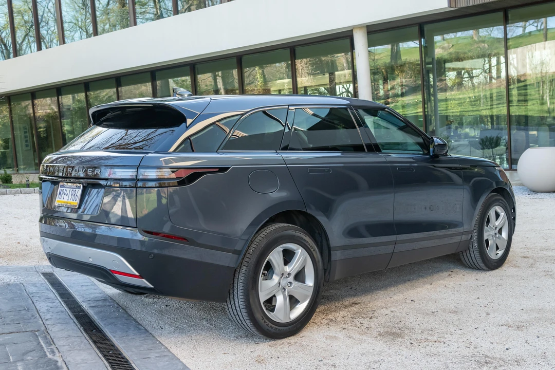 2025 Land Rover Range Rover Velar - Image 13 of 31