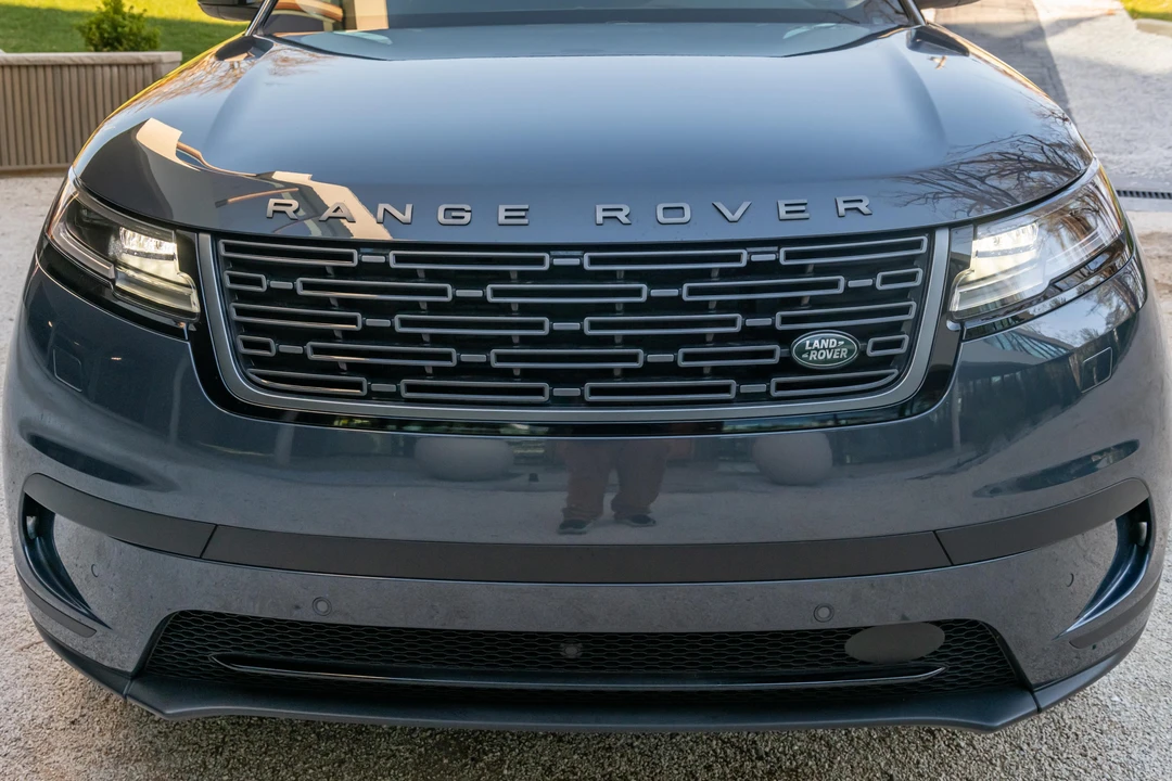 2025 Land Rover Range Rover Velar - Image 17 of 31