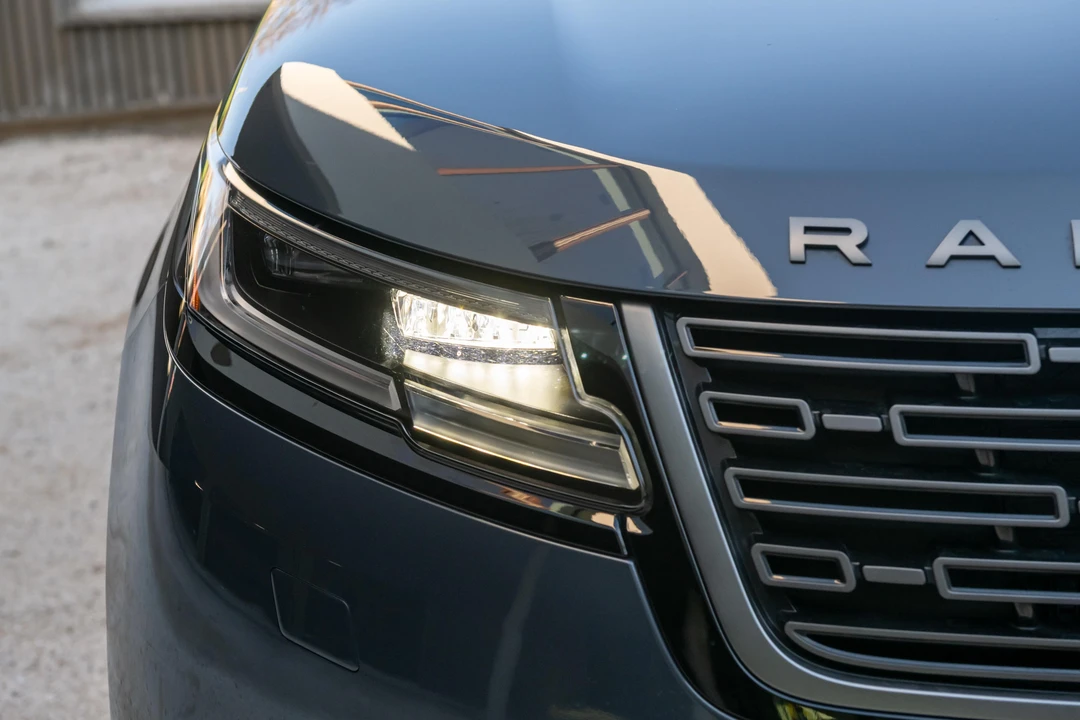 2025 Land Rover Range Rover Velar - Image 16 of 31