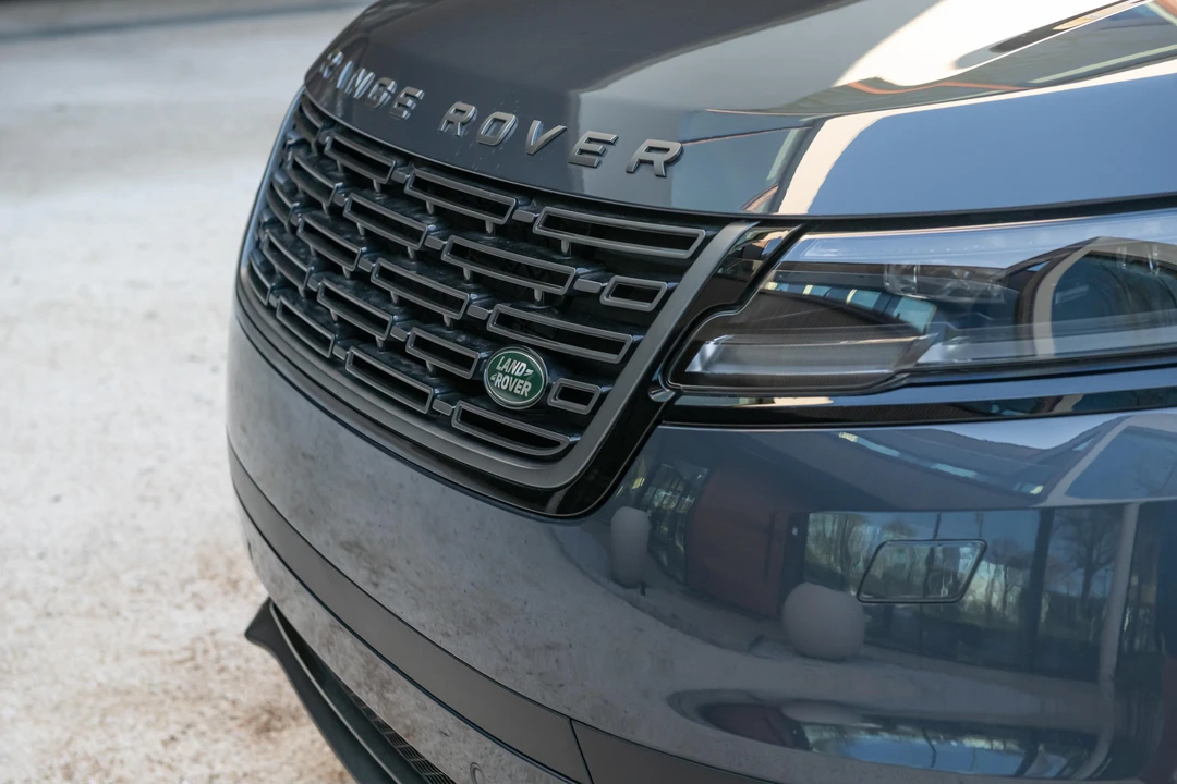 2025 Land Rover Range Rover Velar - Image 21 of 31
