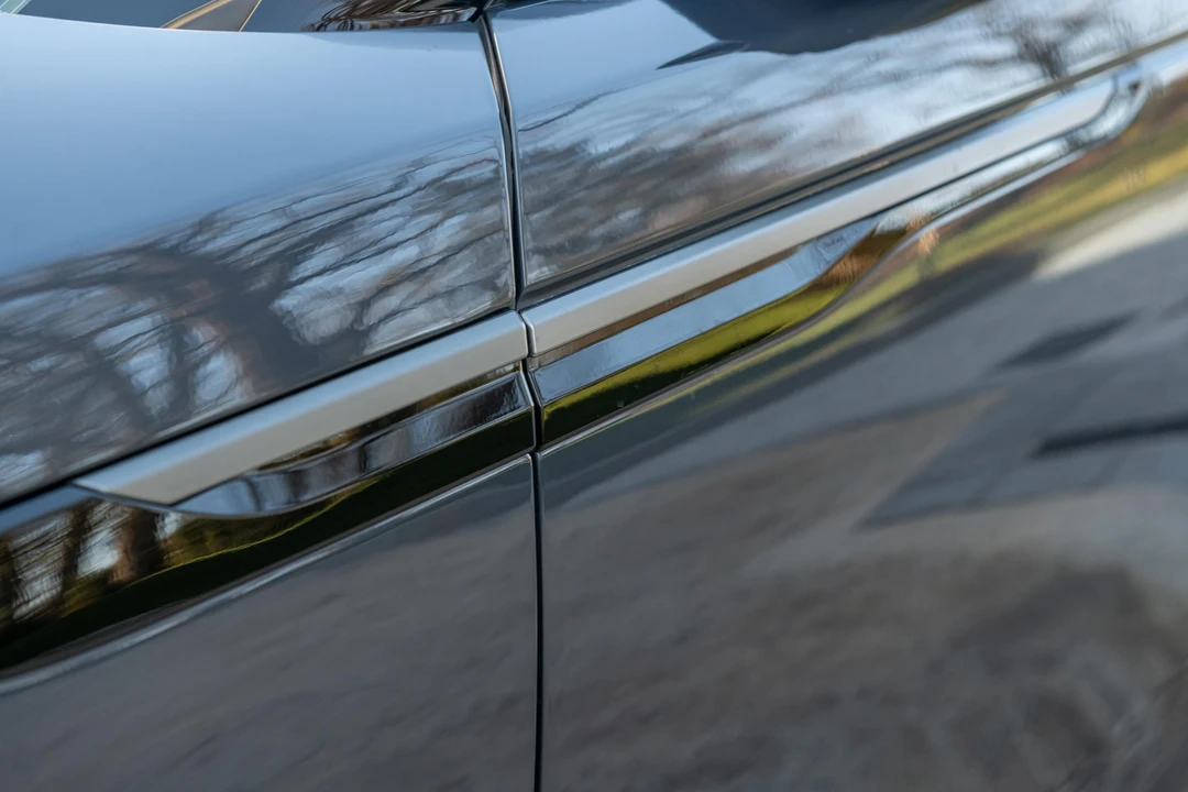2025 Land Rover Range Rover Velar - Image 25 of 31