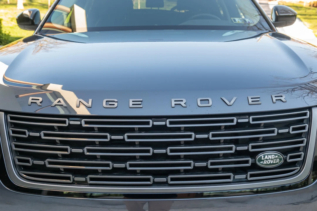 2025 Land Rover Range Rover Velar - Image 18 of 31