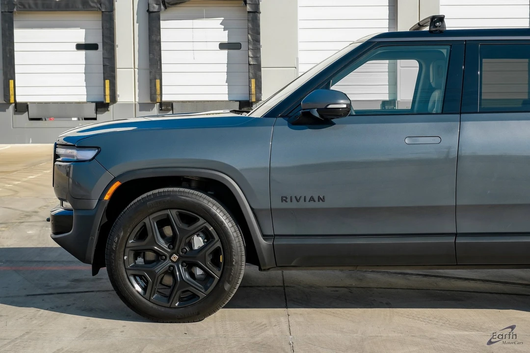 2025 Rivian R1S - Image 7 of 12