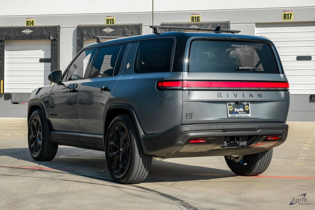2025 Rivian R1S - Image 10 of 12