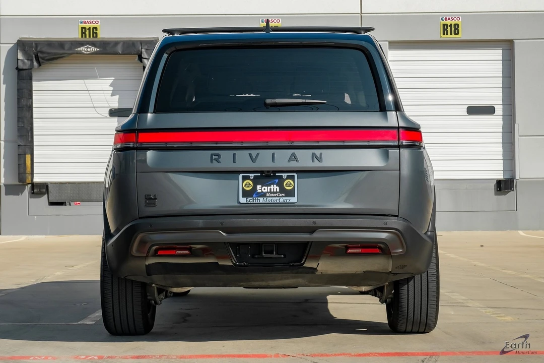 2025 Rivian R1S - Image 12 of 12