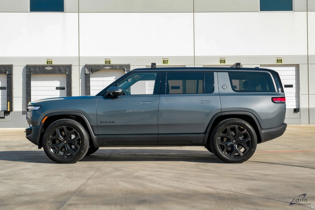 2025 Rivian R1S - Image 6 of 12