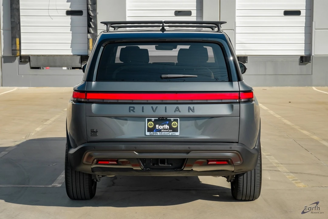 2025 Rivian R1S - Image 11 of 12