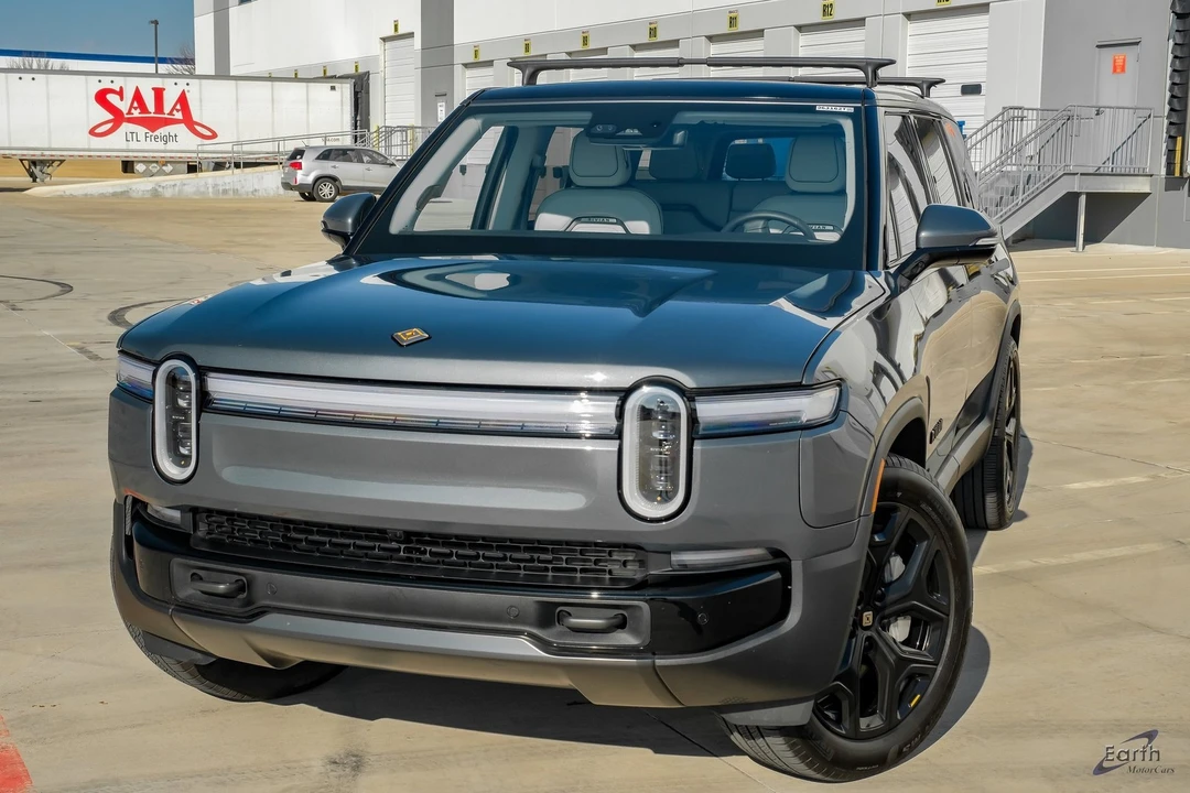 2025 Rivian R1S - Image 3 of 12