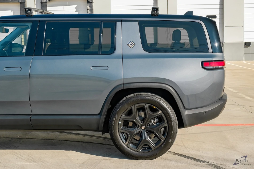 2025 Rivian R1S - Image 8 of 12