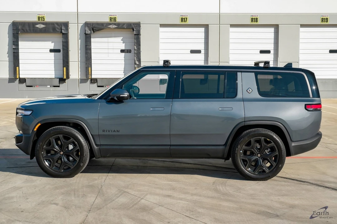 2025 Rivian R1S - Image 5 of 12