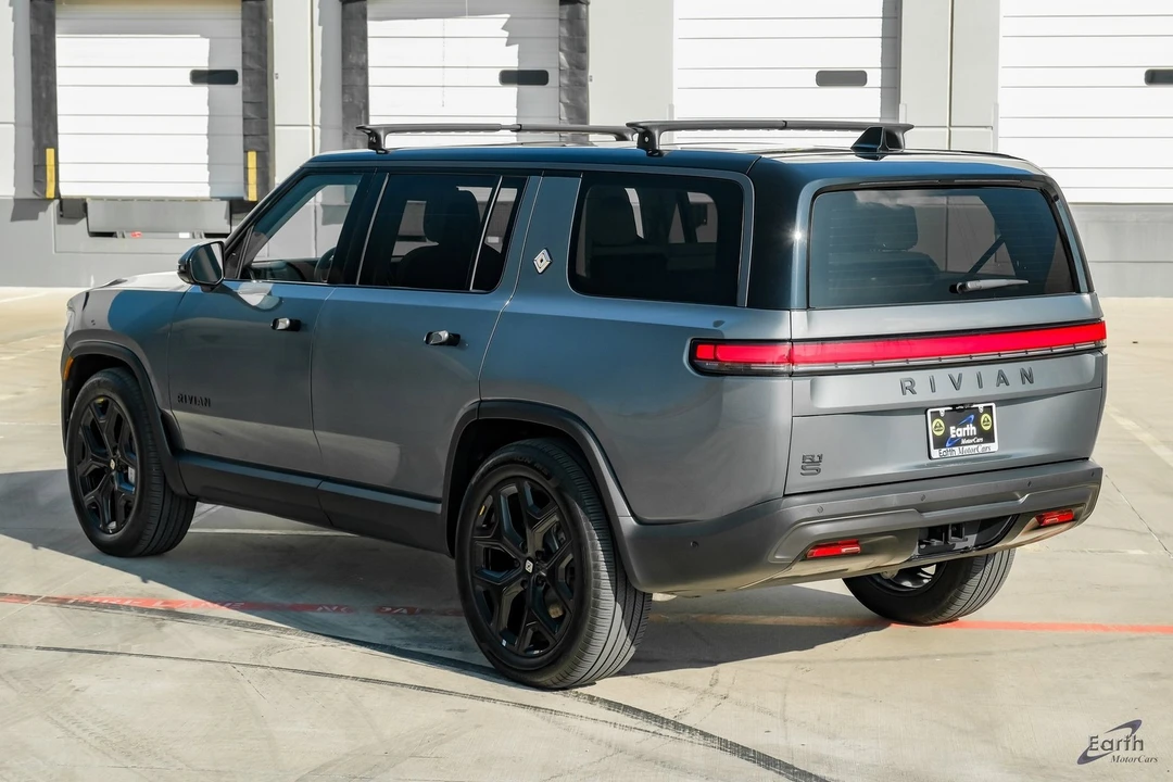 2025 Rivian R1S - Image 9 of 12