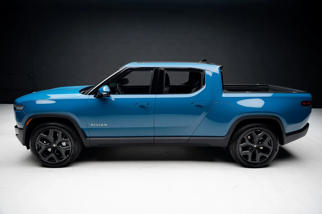 2025 Rivian R1T - Image 15 of 21
