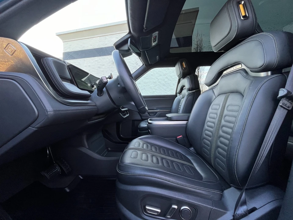 2025 Rivian R1S - Image 9 of 12