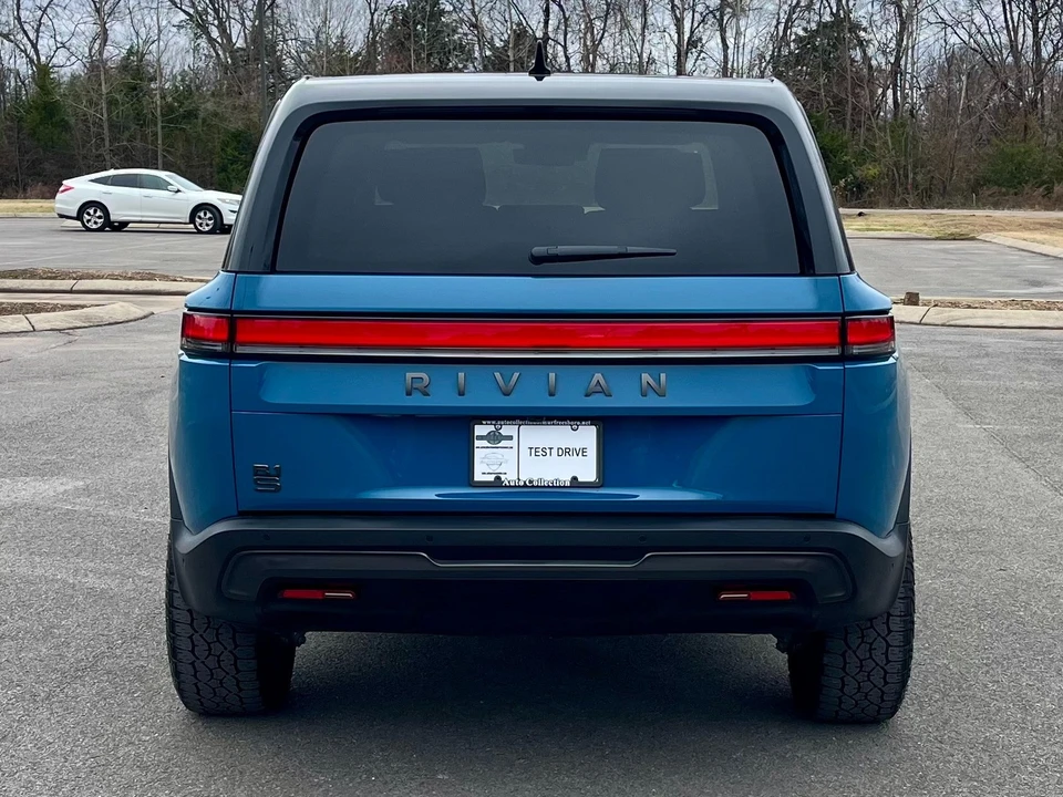 2025 Rivian R1S - Image 5 of 12