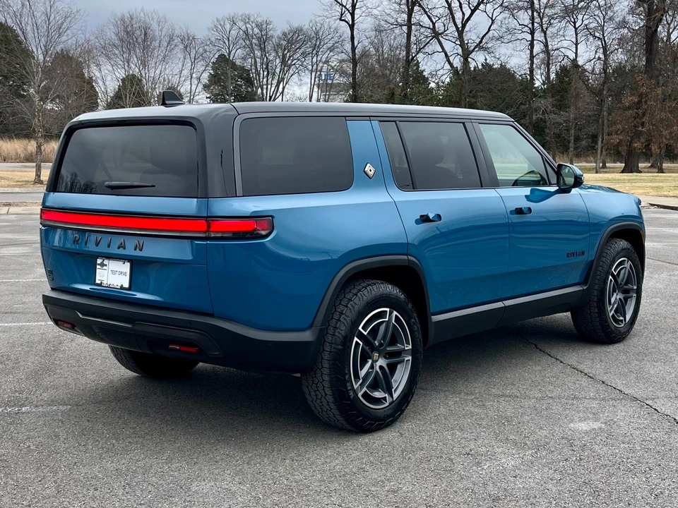 2025 Rivian R1S - Image 3 of 12