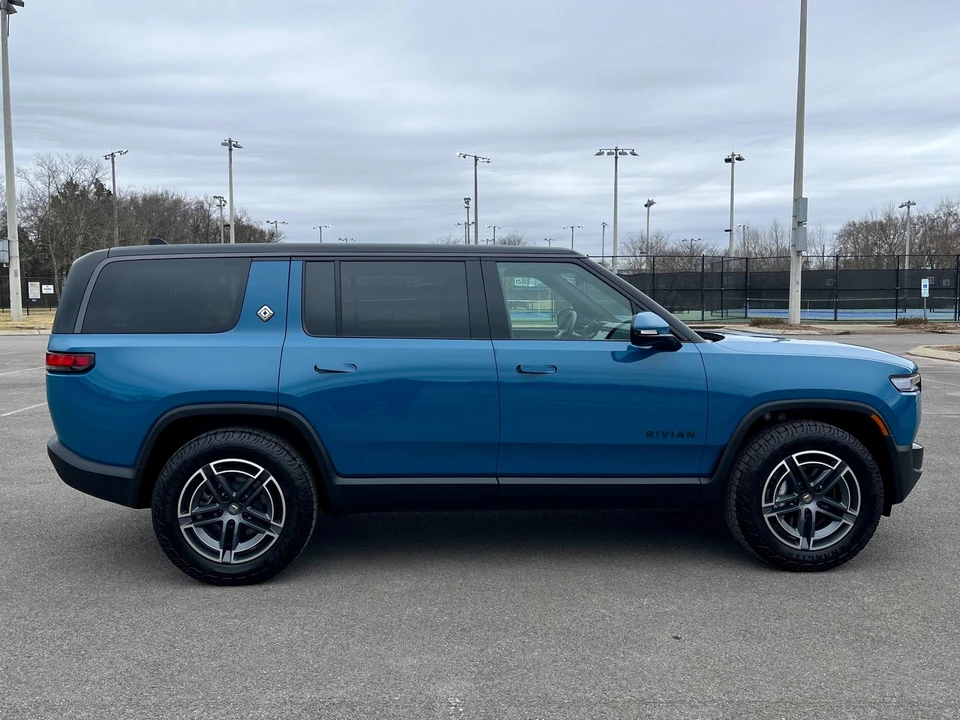 2025 Rivian R1S - Image 7 of 12