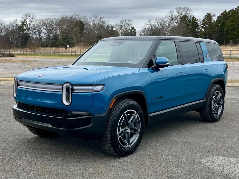 2025 Rivian R1S - Image 2 of 12