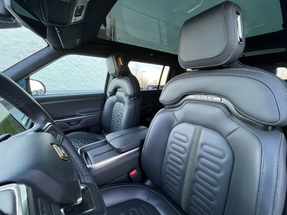 2025 Rivian R1S - Image 11 of 12