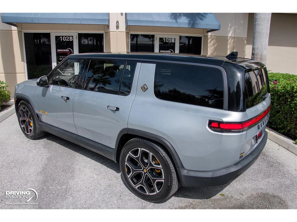 2025 Rivian R1S - Image 26 of 31
